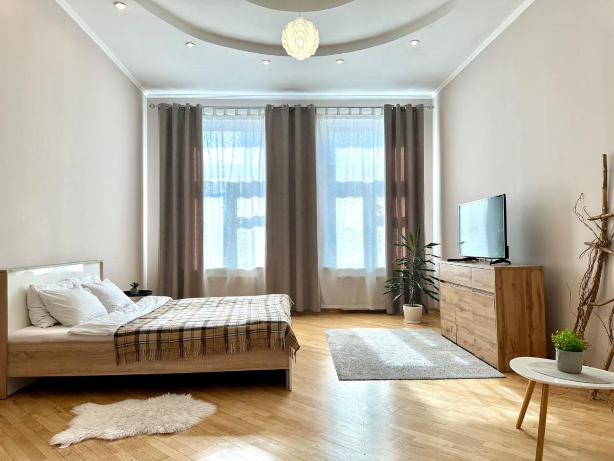 Apartments In The City Center, Near A Theatre, Zlata Plaza Ровно Экстерьер фото