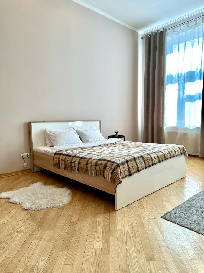 Apartments In The City Center, Near A Theatre, Zlata Plaza Ровно Экстерьер фото